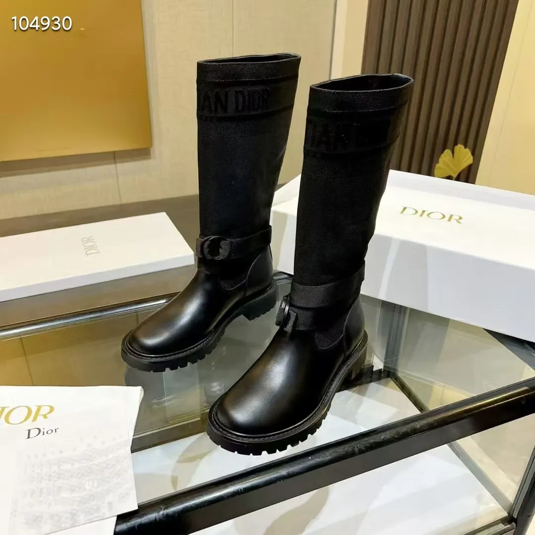 👟👟Ex-factory price 560👟👟 Dior color-blocking new boots for autumn and winter, the latest electric embroidery color-blocking letter logo for autumn and winter, round-toe high-top knight boots for women, Material: first-layer cowhide stitched with electric embroidery fabric, sheepskin lining for feet, original molded TPU outsole Size: 35-40 yards